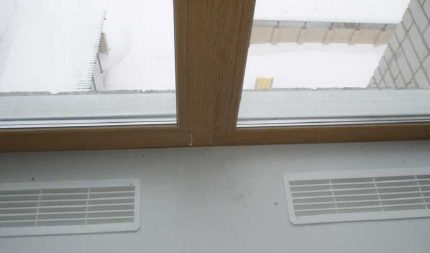 Декоративна вентилационна решетка в подпрозоречника