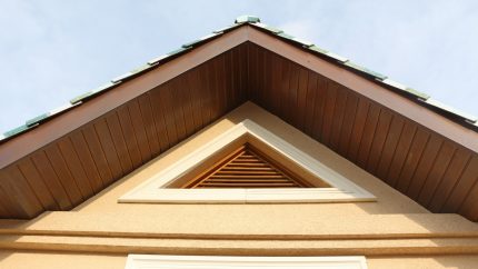 Giebel mit Gitter