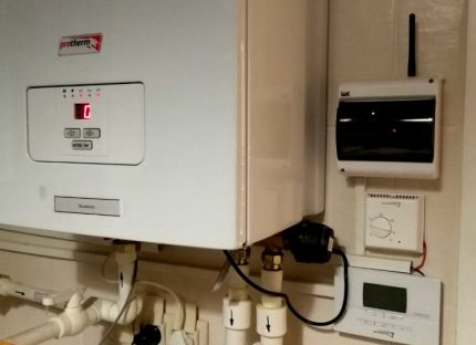 GSM модул-контролер на стената