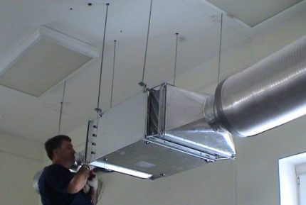 Закрепване към тавана