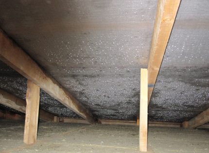 Eisbildung auf dem Dachboden