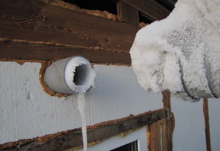 Eisansatz am Lüftungsrohr