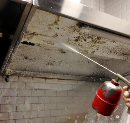 Chemische Reinigung von Luftkanälen mit Schaum unter Druck