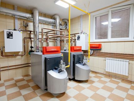 Прозорец в котелното помещение с газов котел