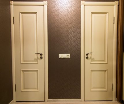 Schalter am Eingang zum Badezimmer