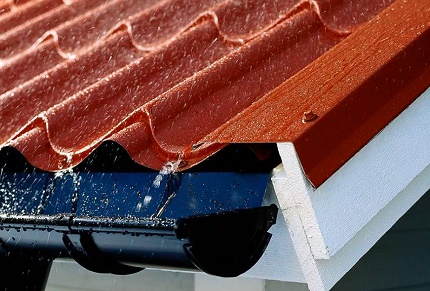Offene Wellungen der Metalldachziegel