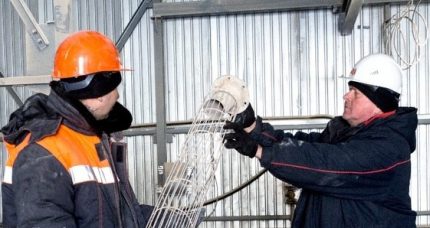 Работниците извършват подмяна на ръкавния филтър