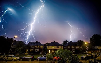 Blitz schlägt in ein Privathaus ein