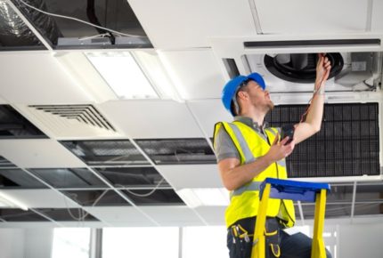 Ein Arbeiter überprüft die Lüftung.