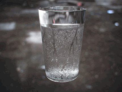 Измерване на влажност с чаша вода