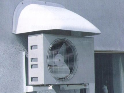 Klimaanlage unter einem Vordach