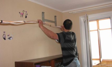 Прокарване на трасето за климатика