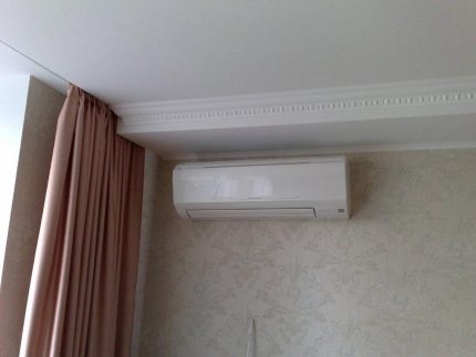 Климатик под перваза