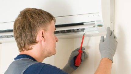 Ein Fachmann zerlegt die Klimaanlage