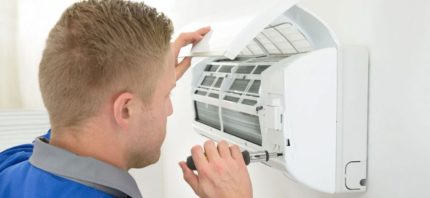 Ein Techniker repariert die Klimaanlage