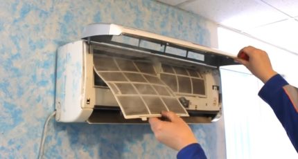 Entnahme des verschmutzten Filters der Klimaanlage