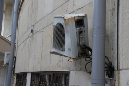 Падане на тежки предмети върху външния блок