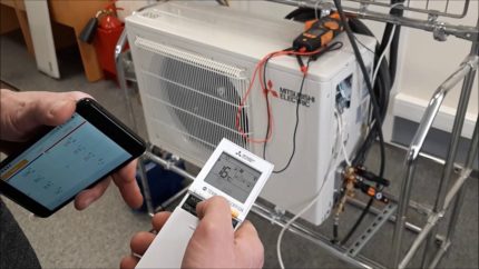 Überprüfung der werksseitigen Kältemittelbefüllung der Klimaanlage