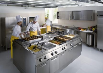 Работа на готвачите в кухнята Работа на готвачите в кухнята