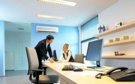Климатик на стената в работния кабинет