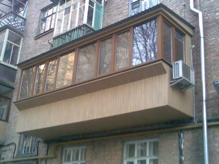Монтаж на предната част на балкона Отстрани на балкона