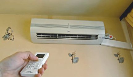Die Klimaanlage ist an die Steckdose angeschlossen.