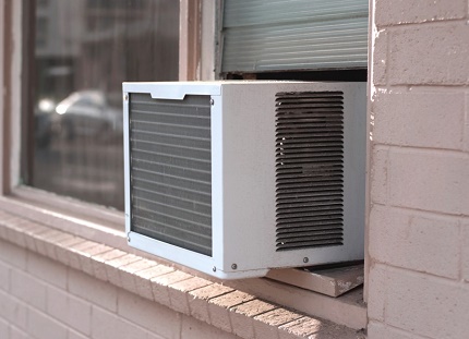 Installation des Monoblocks in der Fensteröffnung