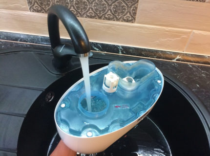 Овлажнителят на въздух се пълни с вода
