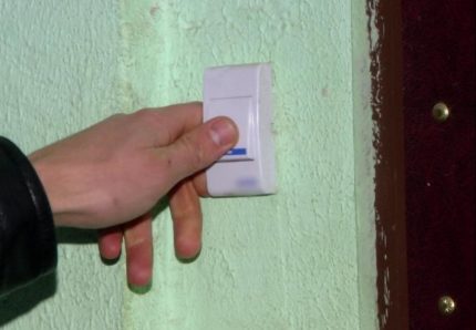 Бутон за електрозвънец до вратата Бутон за електрозвънец до вратата