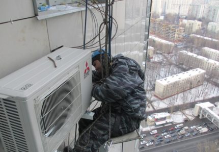 Монтаж на кошницата и климатика от алпинист Монтаж на кошницата и климатика от алпинист